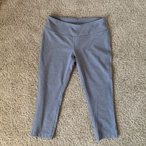 Light gray Mondetta athletic capri leggings